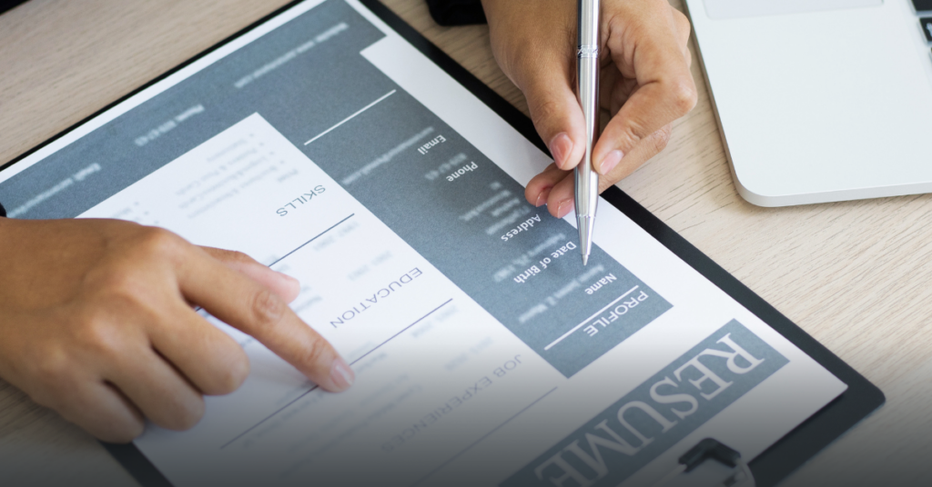 Cómo crear un CV profesional con ChatGPT paso a paso